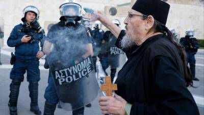 Полиция слезоточивым газом разогнала участников антипрививочной акции в Афинах