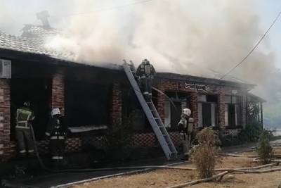 В Астрахани на Моздокской тушат пожар в кафе