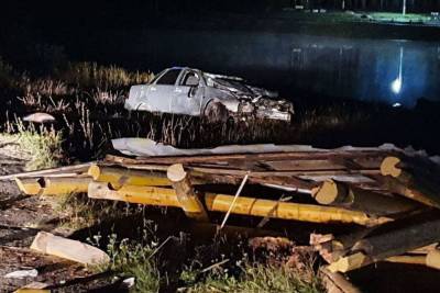 Снес остановку и опрокинулся: в Чувашии погиб водитель «Приоры»