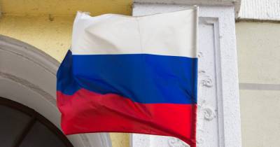 В российских школах с нового учебного года начнут внедрять традицию поднятия флага