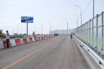 В Астрахани Милицейский мост начали растаскивать по частям сразу после открытия