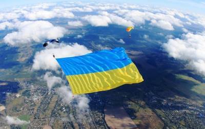 Самый большой флаг Украины: в небе под Киевом установлен рекорд