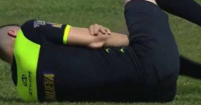 Футбольный судья сломал руку, споткнувшись о футболиста (видео)