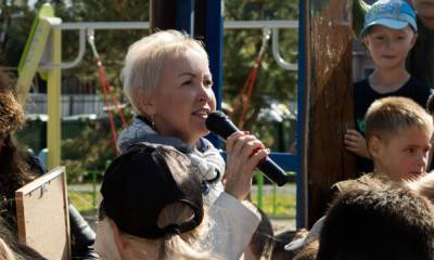 Ольга Шмаеник побывала на открытии детской площадки в Новой Вилге