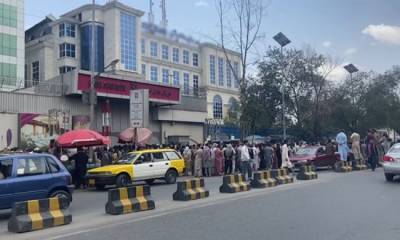 В Кабуле выстроились огромные очереди у банков — афганцы снимают наличные