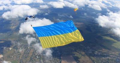 Более 530 кв м: в небе над Киевом развернули рекордно большой флаг (фото)