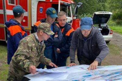 Спасатели выследили девятерых заблудших в лесу новгородцев