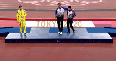Украинский паралимпиец отказался фотографироваться со спортсменами РФ на награждении (фото)