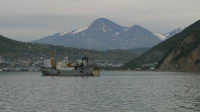 Утечку нефтепродуктов устраняют в Авачинской бухте на Камчатке