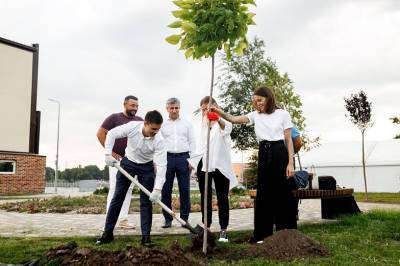 "Олимпийский парк": Никита Нагорный и Лариса Коробейникова посадили деревья в парке гребного канала "Дон"