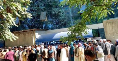 В Кабуле у банков выстроились огромные очереди за наличными (фото)