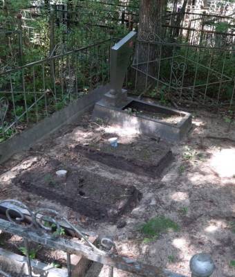 На Кингисеппском кладбище воры украли металлические могильные плиты