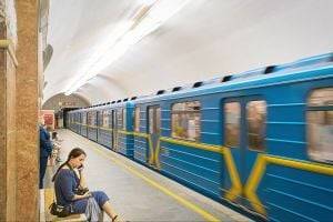 В Киеве женщина распивала водку прямо в вагоне метро