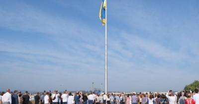 В Черновцах порвался флаг на новом флагштоке: его потихоньку сняли