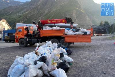 Волонтеры унесли со склонов Эльбруса 10 кубометров мусора