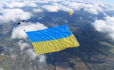 В небе над Киевской областью развернули самый большой флаг Украины. ФОТО