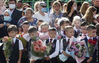 В Москве родителей школьников пустят на торжественные линейки на улице