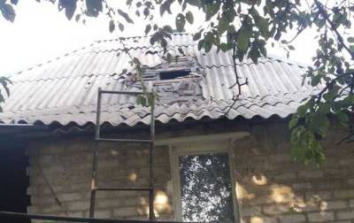 При обстреле боевиков на Донбассе снаряд попал в крышу частного дома