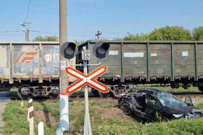 В Курской области под товарный поезд попал автомобиль «Форд»