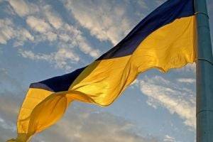 В небе над Киевом развернули рекордно огромный флаг