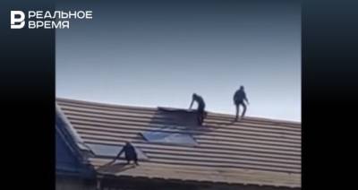 В Казани рабочие ремонтировали крышу многоэтажки без страховки