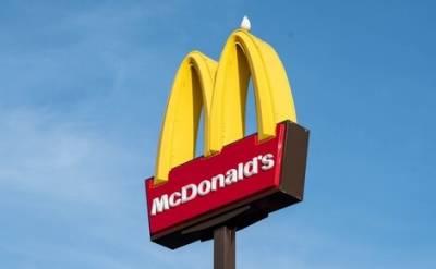 Сеть McDonald's решила зарегистрировать на себя в России неофициальное обозначение своих ресторанов — «Макдак»