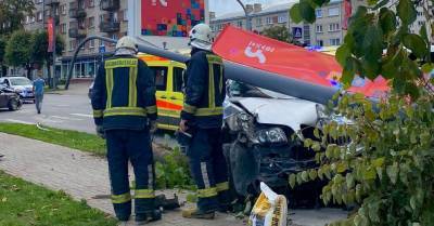 ФОТО: из-за столкновения BMW и Audi снесен фонарный столб