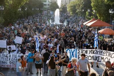 Врачи-антиковидники в Афинах защищались от полиции иконами как...
