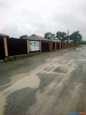 Сахалинца возмущает соседство детского сада и промзоны в грязном переулке