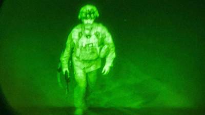 Опубликовано фото с последним покидающим Афганистан военным США