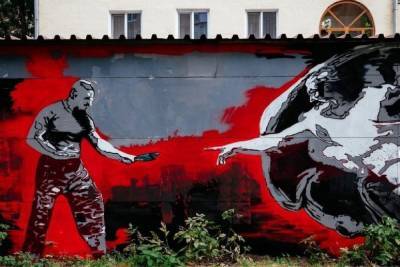 Граффити по «Сотворению Адама» с уличной дракой сделали в Екатеринбурге