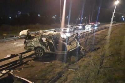 Lexus разбился на Бугринском мосту в Новосибирске, погибли два пассажира