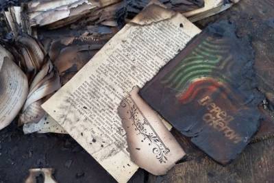 Полиция нашла двух девушек, которые разожгли костёр из книг на площади Декабристов Чите