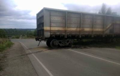 В кузбасском городе вагоны сошли с рельсов и перекрыли автодорогу