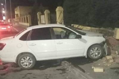 В Соль-Илецке автомобиль врезался в забор