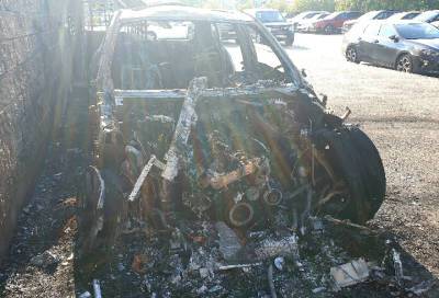 В Петербурге припаркованная около жилого дома машина сгорела до тла