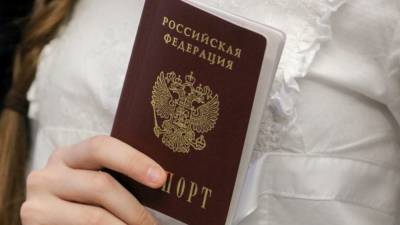 Россиянам объяснили, почему важно постоянно носить с собой паспорт