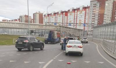 Из-за двух ДТП на кольце Федюнинского — Пермякова в Тюмени собралась дорожная пробка
