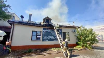 В Астрахани крупный пожар уничтожил кафе в Советском районе города