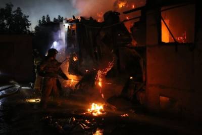 В Астрахани за сутки сгорели два автомобиля и два гаража