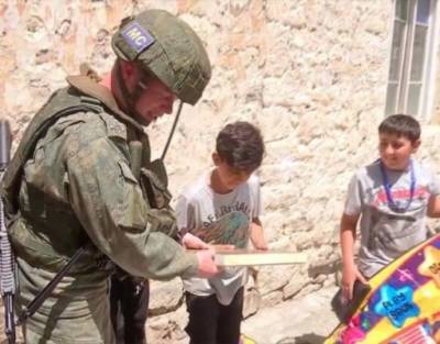 Российские миротворцы пришли с подарками в школу Карабаха: «Мы рады что они есть»
