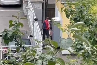 Два парня устроили предварительные ласки в одном из дворов Санкт-Петербурга — видео