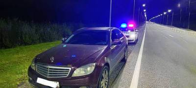 Автоинспекторы в Карелии поймали водителя, который искал в лесу «закладку» с наркотиком