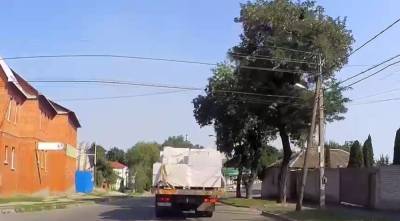 Из грузовика на ходу выпали пеноблоки: жуткий момент попал на видео в Харькове