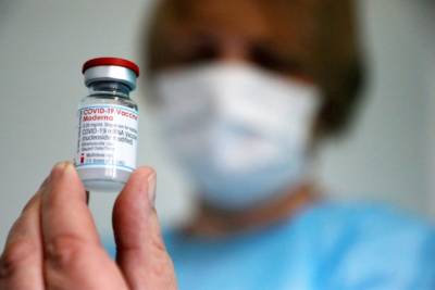 Япония остановила использование 2,6 млн доз вакцины Moderna