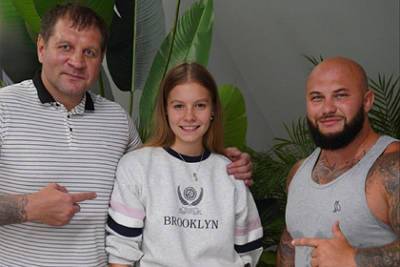 14-летняя дочь Александра Емельяненко выложила фото с отцом и Джиганом