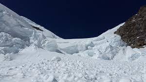 Группу альпинистов накрыла снежная лавина в Северной Осетии