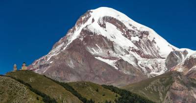 Трое украинских альпинистов попали под лавину в горах Северной Осетии