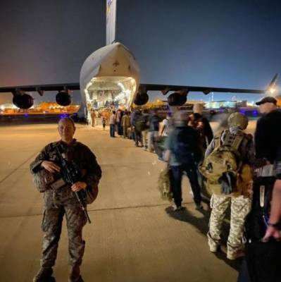 Военнослужащая США, фото которой с афганским младенцем на руках облетело весь мир, погибла в аэропорту Кабула