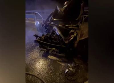 На юго-западе Петербурга после столкновения с грузовиком сгорел легковой автомобиль